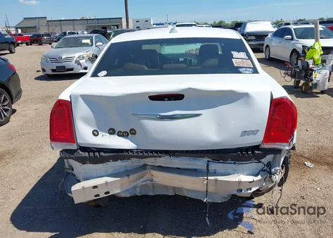 2018 Chrysler 300 Limited z USA, uszkodzony, nr VIN 2C3CCAEG6JH142712